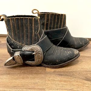 Understated Matisse leather black distressed biker bootie.